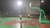 好家伙，这得多铁的兄弟啊，才会在下大雨时陪你单挑😂